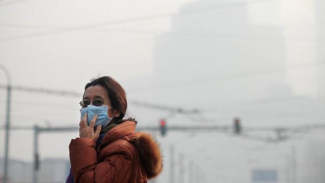 一名在北京戴口罩的女子