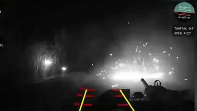 Український ударний робот відкриває вогонь по російському бронетранспортеру