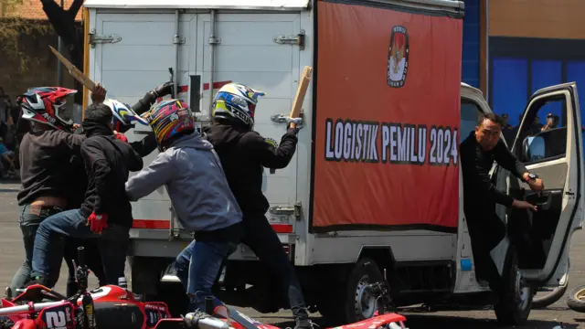 Massa merusak mobil pengangkut logistik pemilu saat simulasi Sistem Pengamanan Kota (Sispamkota) menjelang Pemilu 2024 