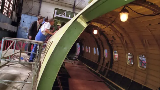 Самара. Сборка корпуса самолета Ан-140 в сборочном цеху завода "Авиакор"