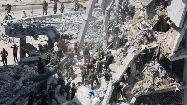 इरानको क्षेप्यास्त्र प्रहारबाट क्षतिग्रस्त इजरेलका भवन