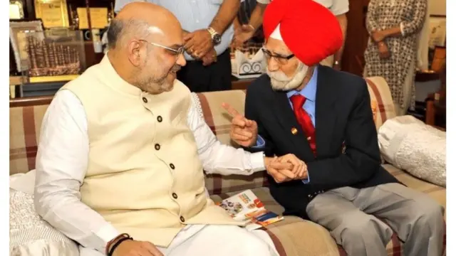 पूर्व ओलंपियन बलबीर सिंह के साथ भाजपा अध्यक्ष अमित शाह