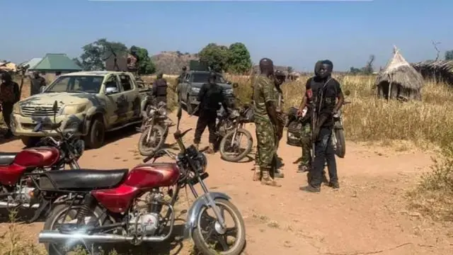 Sojoji da ababen hawansu, babura da motoci