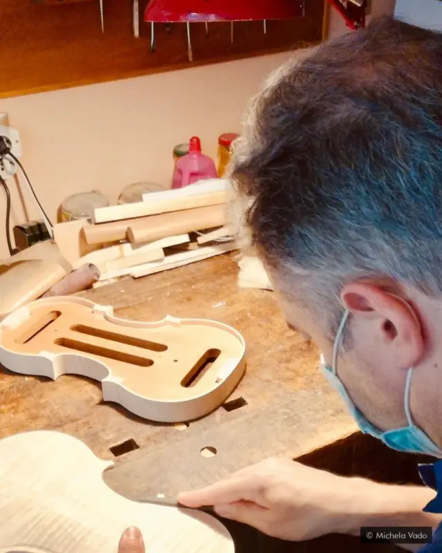 帕特里克·奧裏皮(Patrick Orippi)在製作一把小提琴