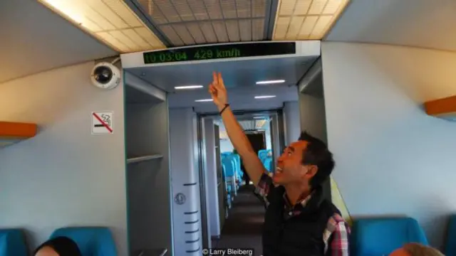 Tốc độ tàu có thể đạt tới 430 km/giờ.