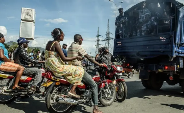 Gutwara imoto batambaye 'casque' biribonekeza henshi mu bisagara mu Burundi