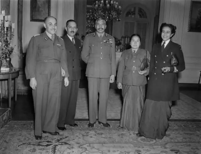 1946 साली लंडनमध्ये व्हिक्ट्री परेडच्या वेळेस भारत आणि नेपाळमधील आपल्या सहकाऱ्यांसह, जनरल सिंह शमशेर जंग बहादूर राणा (डावीकडून दुसरे)