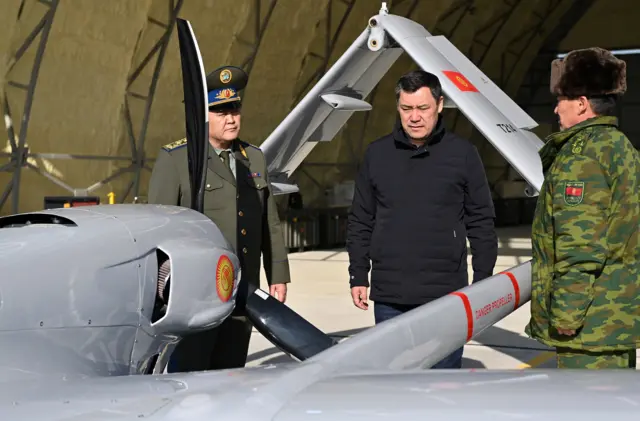 Байрактар жана Садыр Жапаров