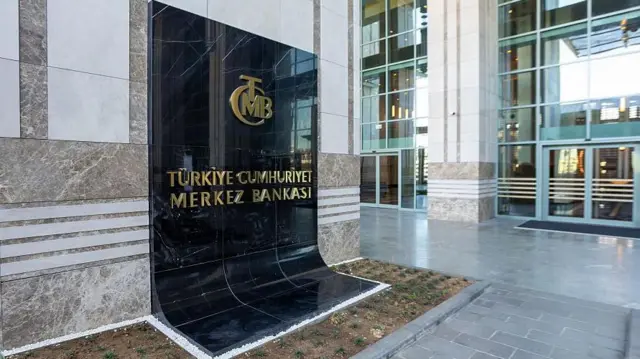 Merkez Bankası'nın İstanbul'daki merkez binasının girişinde, üzerinde Türkiye Cumhuriyet Merkez Bankası yazan bir plaka gözüküyor