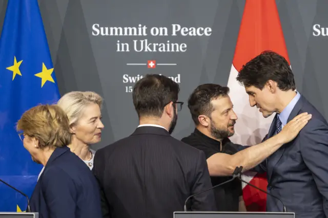 Федеральний президент Швейцарії Віола Амхерд, президент Європейської комісії Урсула фон дер Ляєн, президент Чилі Габріель Борік Фонт, президент України Володимир Зеленський і прем’єр-міністр Канади Джастін Трюдо прощаються після заключної прес-конференції Саміту з питань миру в УкраїніШвейцарія, 16 червня 2024 року