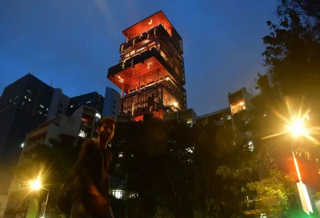 မွမ်ဘိုင်းက အမ်ဘာနီစံအိမ်ကြီး