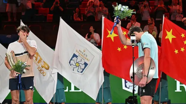 هر دو تنیس‌باز در مراسم اهدای جام به سختی تلاش می‌کردند احساساتشان را کنترل کنند