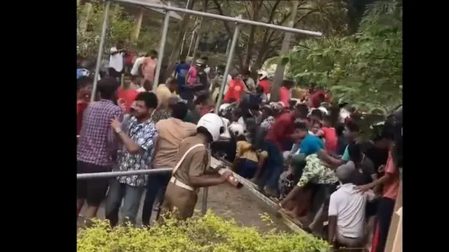 ප්‍රවේශපත්‍ර මිලදීගැනීම සඳහා ක්‍රීඩාලෝලීන් පැමිණීමත් සමග දඹුල්ල ප්‍රාදේශීය ලේකම් කාර්යාලය අසල උණුසුම් තත්ත්වයක් ඇති විය.