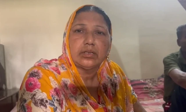 نریندر کور کا کہنا ہے کہ انہیں اپنے بیٹے کی پٹائی کے بارے میں ویڈیو کالز موصول ہوتی تھیں۔
