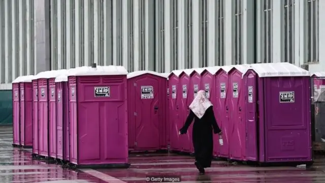 Perempuan di depan toilet