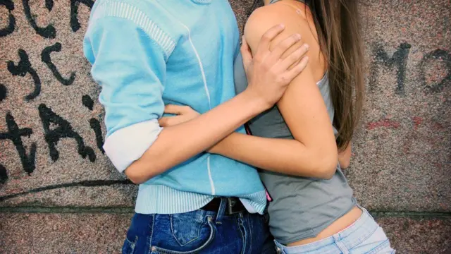 యువతీ యువకులు