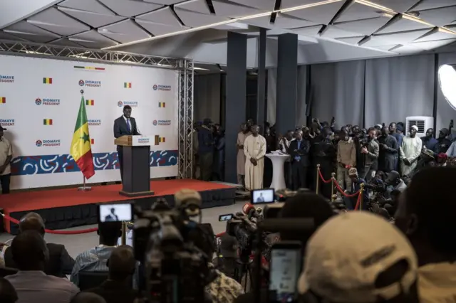 Le président Bassirou Diomaye Faye s'exprime lors d'une conférence de presse à Dakar, le lundi 25 mars 2024. 