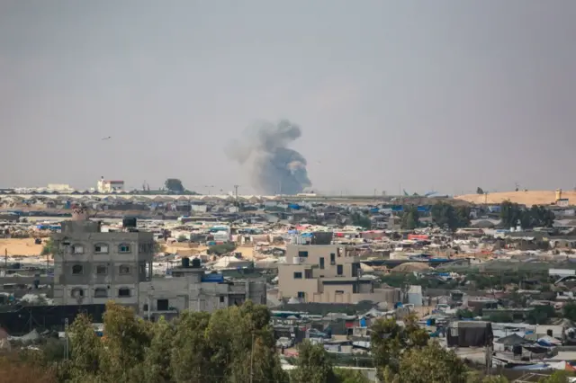 Columna de humo sobre la ciudad de Rafah. Israel, Hamás