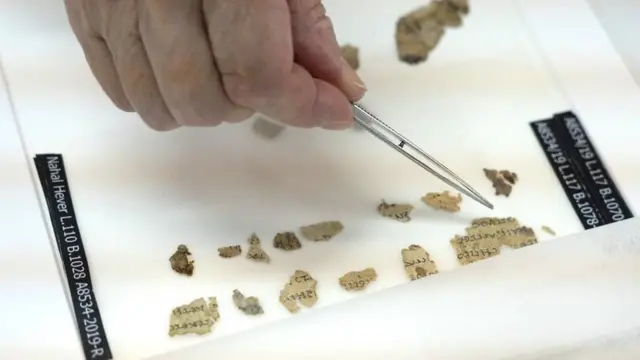 Serpihan naskah kuno tengah diteliti.