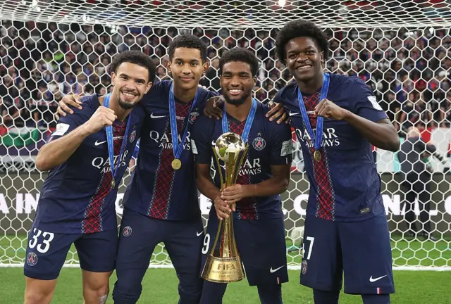 Ibrahim Mbaye, au milieu de ses coéquipiers tenant le trophée de la Supercoupe d'Europe qu'il a gagnée avec le Paris Saint-Germain.
