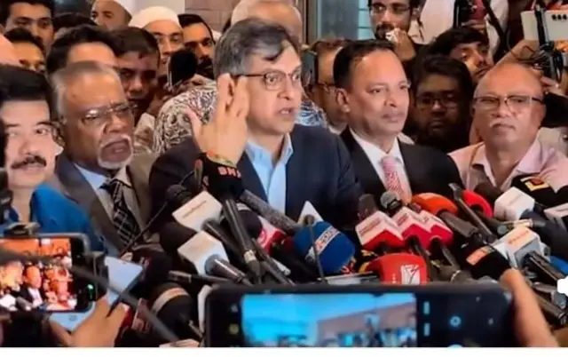 ঐকমত্য কমিশনের সাথে বৈঠক শেষে সাংবাদিকদের সাথে কথা বলছেন বিএনপি নেতা সালাহউদ্দিন আহমেদ