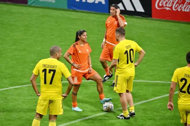 Catalina Usme con el balón detenido con su pie