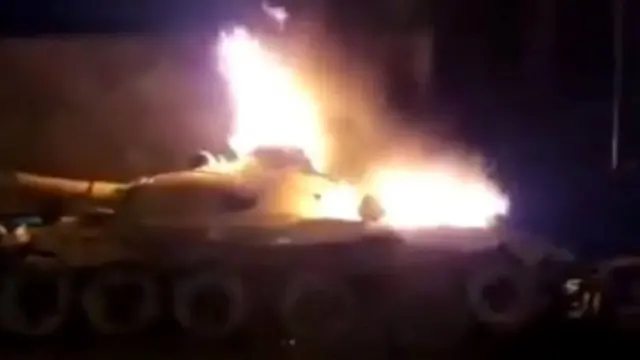 معترضان یک تانک به جا مانده از دوره جنگ با عراق را در سوسنگرد به آتش کشیدند