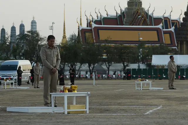 พิธีปักหมุด, โบราณพระราชประเพณี, พระเมรุมาศ, พระราชพิธีถวายพระเพลิงพระบรมศพ, พระบาทสมเด็จพระปรมินทรมหาภูมิพลอดุลยเดช, กรมศิลปากร, กระทรวงวัฒนธรรม