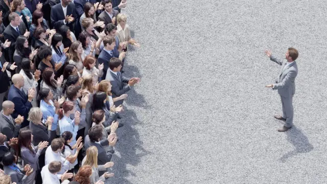 Молодой человек обращается к толпе