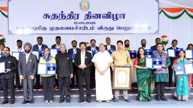 சுதந்திர தின விழாவின் போது விருது வென்றவர்களோடு குழு புகைப்படம் எடுத்துக்கொண்ட முதலமைச்சர் ஜோசப் விஜய்.