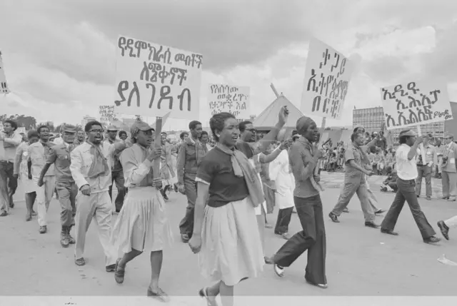 በግንቦት ወር 1969 ዓ.ም የዓለም ሠራተኞች ቀን ሲከበር መፈክር ይዘው የወጡ ሠራተኞች