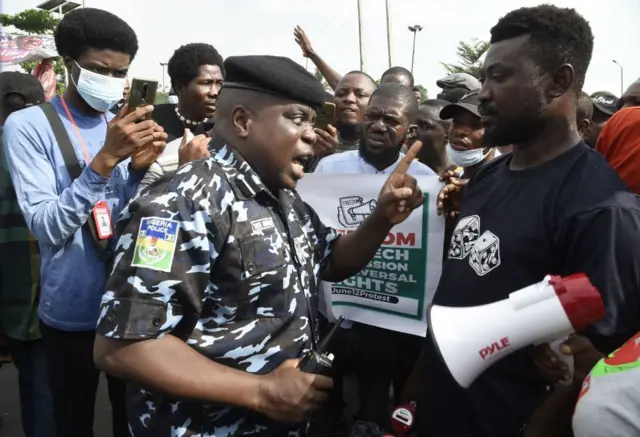 Un policier avertit le chef des manifestants dans le quartier d'Ojota à Lagos le 12 juin 2021