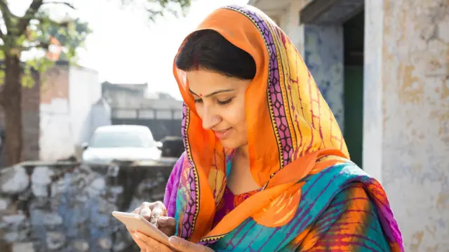 ગુજરાતના પાડોશી રાજ્યનાં 15 ગામમાં મહિલાઓને સ્માર્ટફોન રાખવા પર કેમ પ્રતિબંધ મૂકાયો હતો?