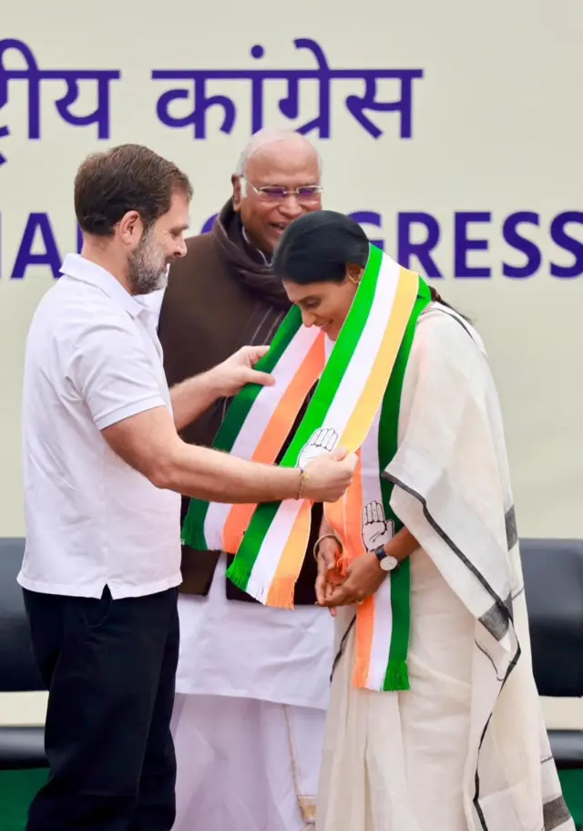 వైఎస్ షర్మిలకు కండువా కప్పుతున్న రాహుల్ గాంధీ