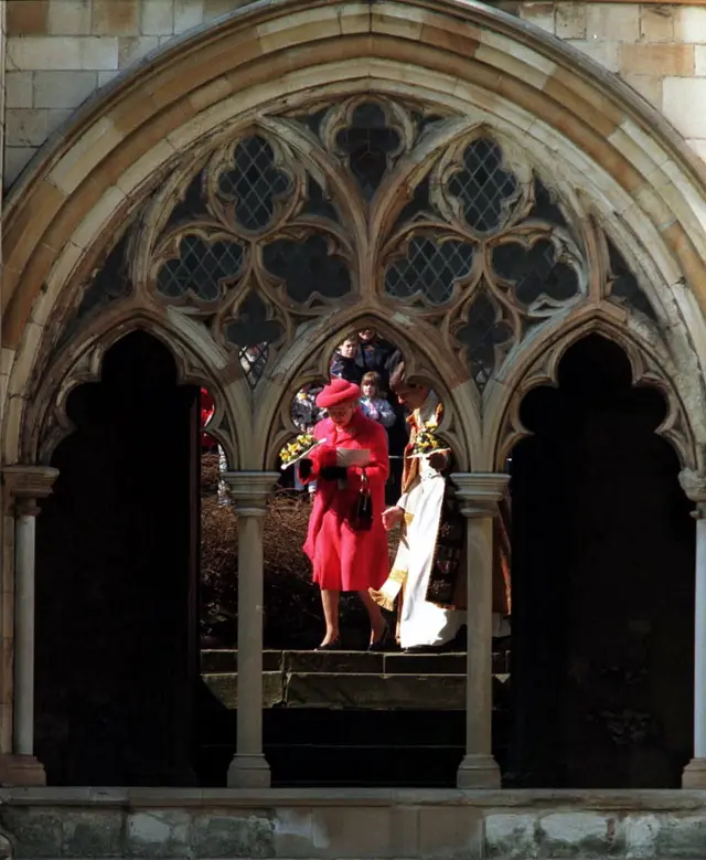 N﻿ữ hoàng Elizabeth II dự lễ ở Nhà thờ Norwich