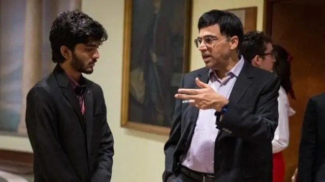 ग्रैंडमास्टर विश्वनाथन आनंद (दाएँ) के साथ गुकेश दोम्माराजू 