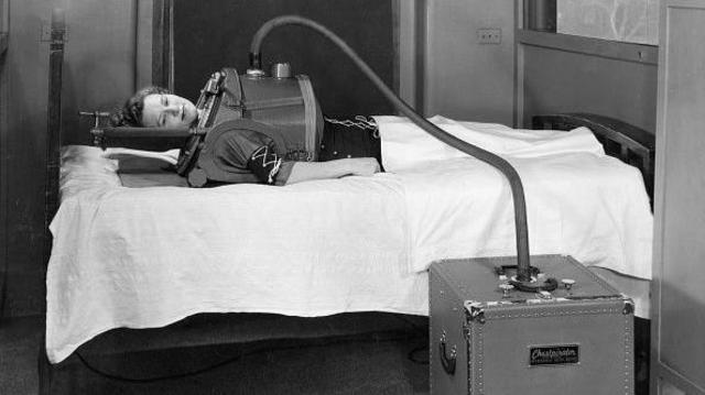 Mulher com pulmão de ferro