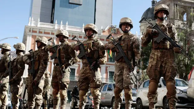 Militares hacen guardia en la Plaza Murillo