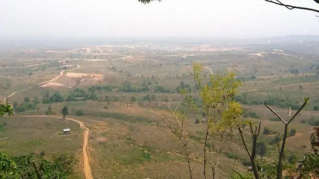 မြဝတီမြို့တောင်ဘက်က မေတ္တာလင်းမြိုင်ရွာကို အဝေးကနေတွေ့ရတဲ့မြင်ကွင်း (ပုံဟောင်း)