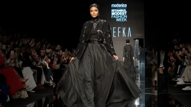 कालो पोशाकमा हलिमा