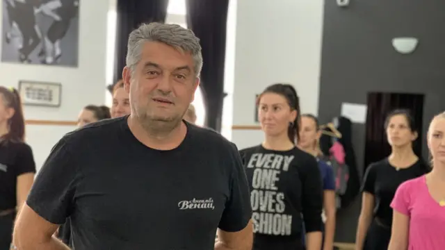 Miško Ađančić je već 28 godina deo ansambla Venac, tu je upoznao i suprugu