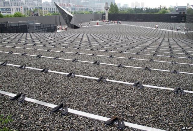 南京大虐殺の記念碑に置かれた何千足もの靴
