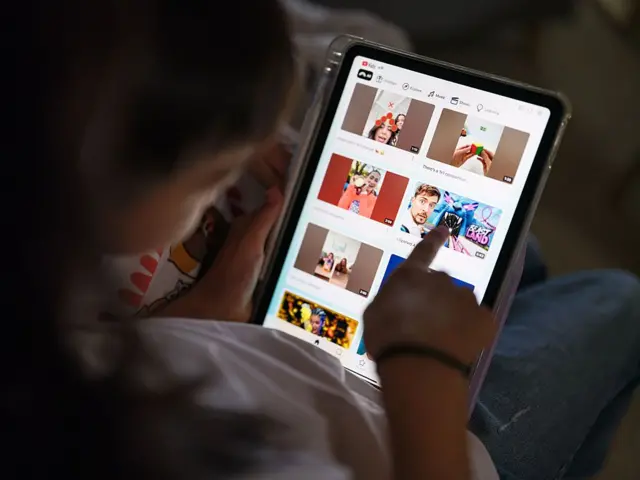 બીબીસી ગુજરાતી ઑસ્ટ્રેલિયા સોશિયલ મીડિયા ટીનેજર્સ પ્રતિબંધ