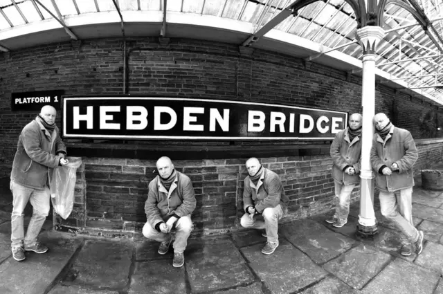 أشخاص ينتظرون قدوم القطار