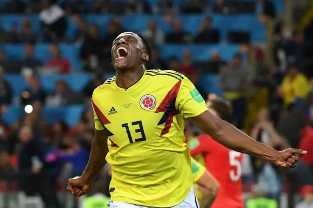 Mina celebra el gol de agónico empate para Colombia contra Inglaterra, pero al final fue eliminada en la definición por penales.