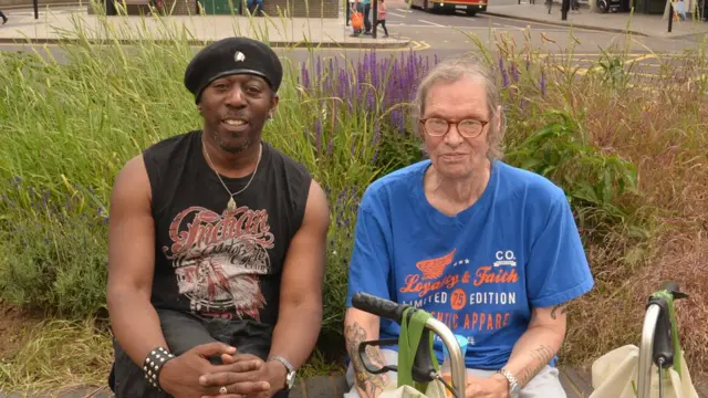 İşçi Partisi'ne oy vereceğini söyleyen iki seçmen