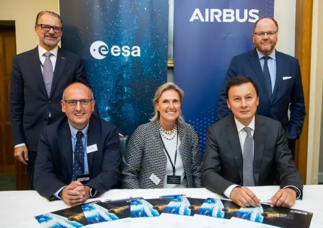 صورة لمسؤولي وكالة الفضاء الأوروبية، وشركة إيرباص