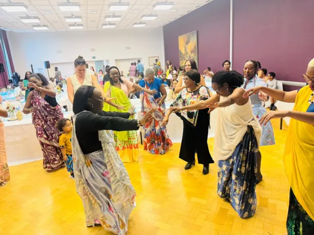 Abagore bambaye imvutano bariko baratamba, Brugges, Belgium ku wa 02 Mukakaro, 2025