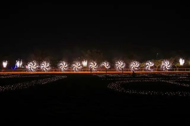 راجستان، هندوستان؛ آتش‌بازی نیز از مراسم این جشنواره است. اما در سال‌های اخیر نگرانی فعالان محیط زیست را به خاطر آلودگی هوا در پی داشته است 