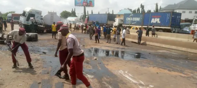 Àwọn òṣìṣẹ́ FRSC ń doola ẹmí, wọn sì tún ń lá ọna fáwọn ọkọ láti kọjá 